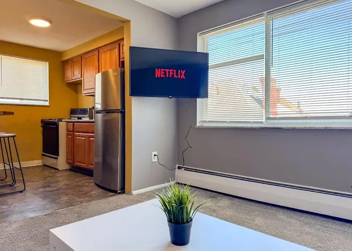 Apartment Sleeps 8 2 Full 5 Beds Parking Wifi *