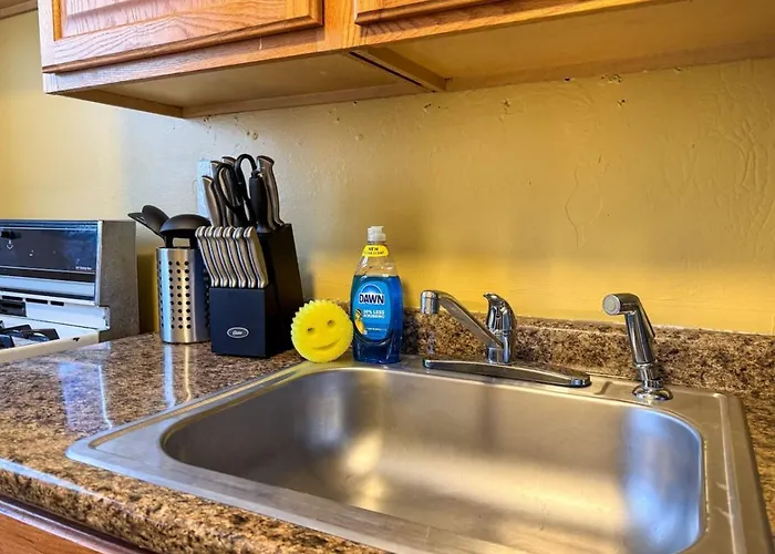 Apartment Sleeps 8 2 Full 5 Beds Parking Wifi *