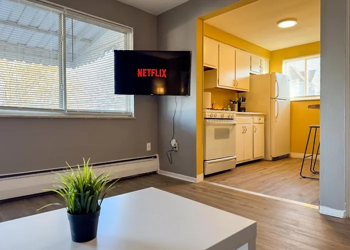 Apartment Sleeps 8 2 Full 5 Beds Parking Wifi