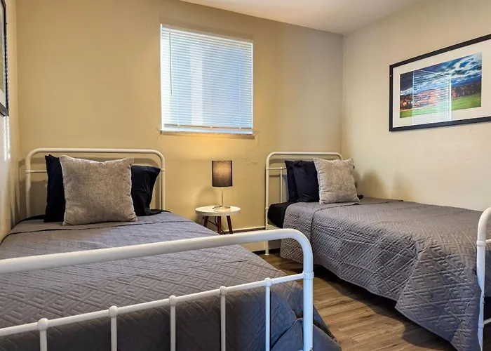 Apartment Sleeps 8 2 Full 5 Beds Parking Wifi